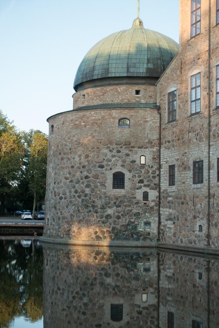 Vadstena slott och vallgraven i sommarkväll Foto: Ingrid Lindeberg