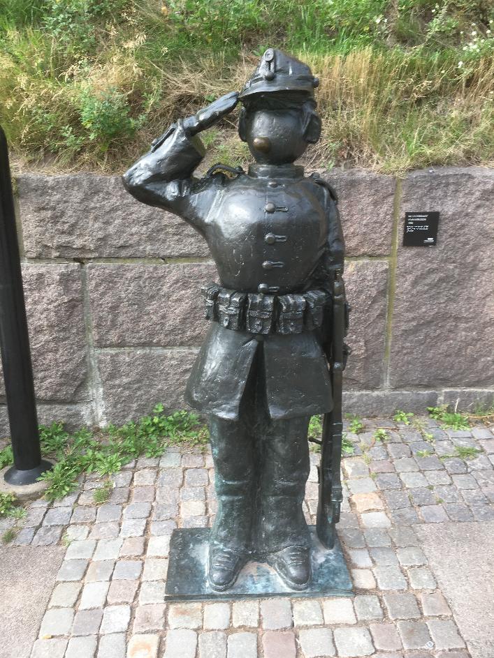 91:an Karlsson som staty gör honnör i Halmstad Foto: Ingrid Lindeberg