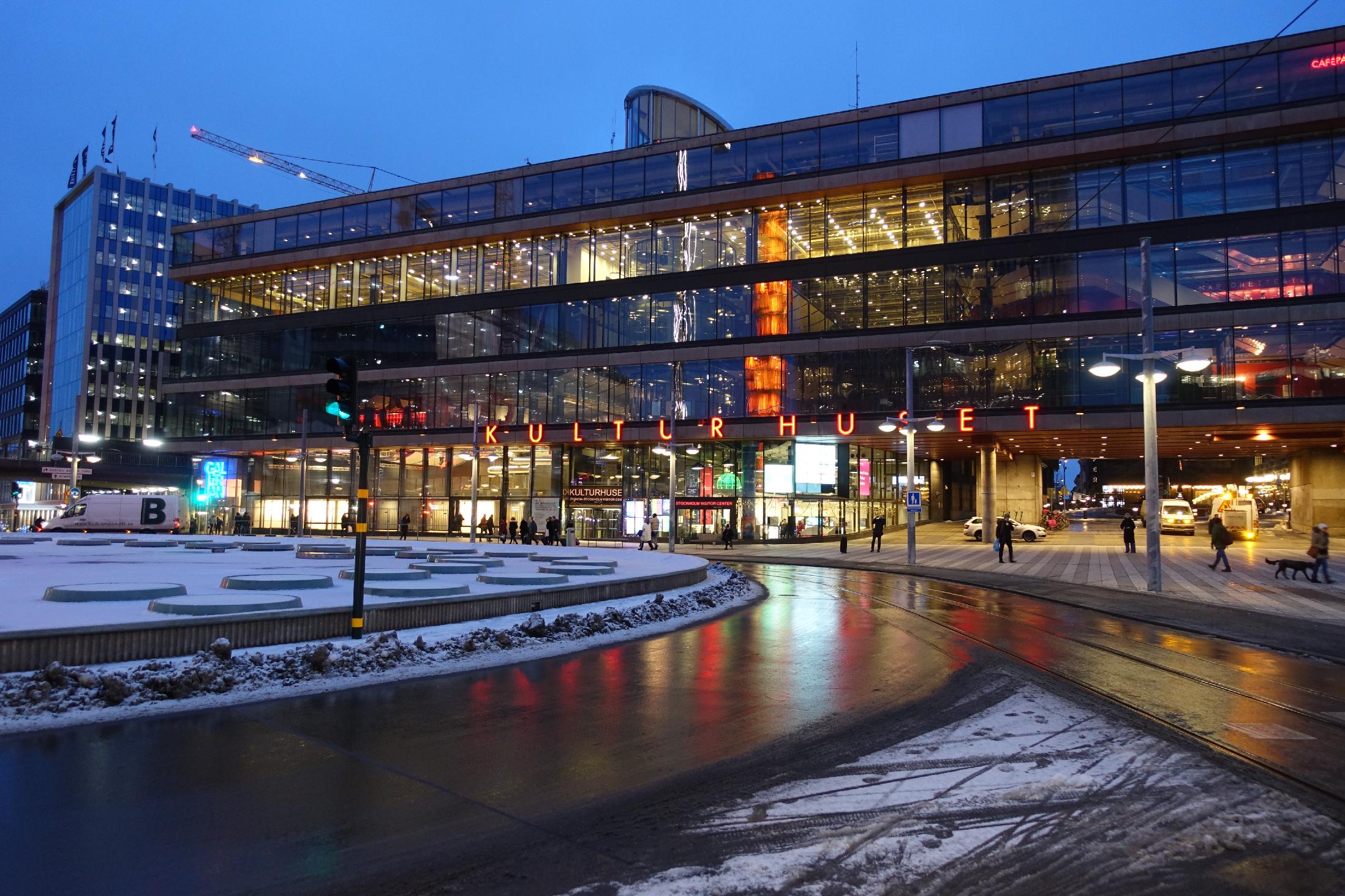 Ett upplyst Kulturhuset i Stockholm en vinterkväll.